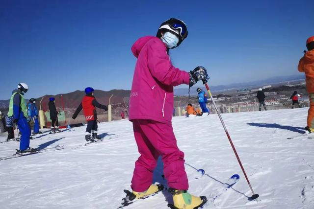 新疆滑雪一次大概多少钱（包机去新疆滑雪）