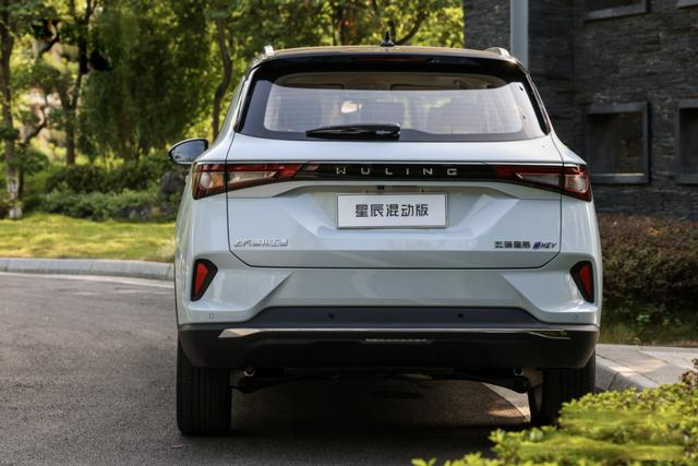 五菱星辰suv2023款价格及图片（混动版起步价不足10万）