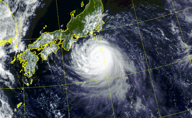 为什么有的飞机要穿入台风中心  飞机经过台风上空危险吗