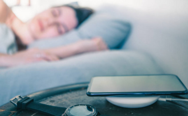 ​睡觉时把手机放在身边充电容易发胖吗 应如何预防呢