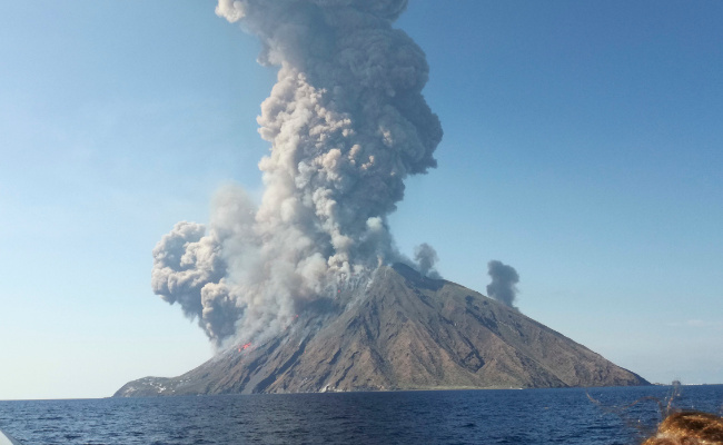 ​日本一火山喷发 海水变成棕褐色 还有哪些影响呢