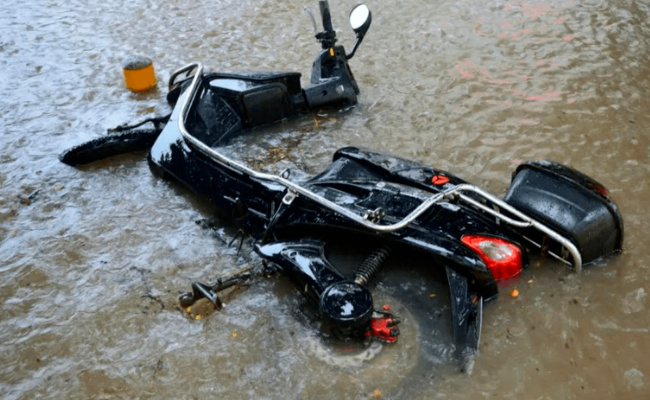 电动车淋雨有电拧不走怎么办  电动车淋雨有电拧不走是什么原因