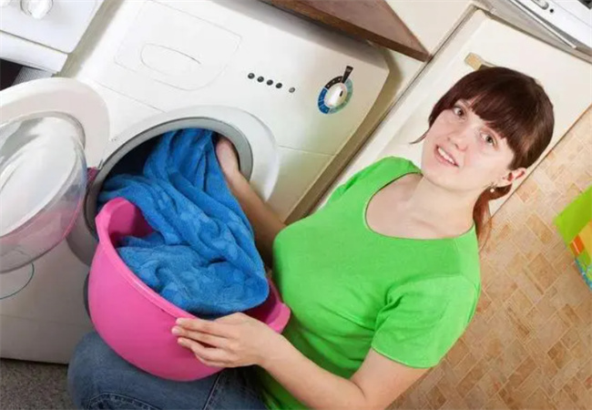 洗衣服应该用洗衣粉还是洗衣液 哪个更好用 以后别选错了